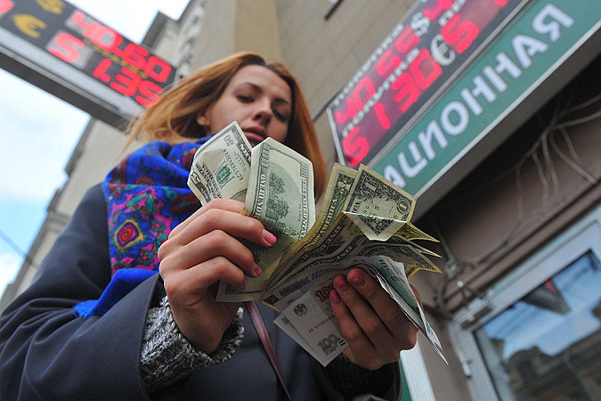 Рубль стабилизировался, но россияне не торопятся в обменники